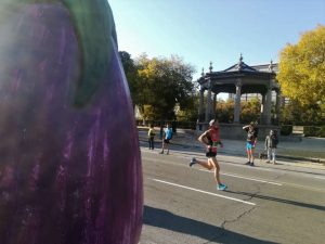 Els atletes de la marató corren davant de les fruites i verdures gegants de Mercavalència