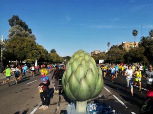 Els atletes de la marató corren davant de les fruites i verdures gegants de Mercavalència