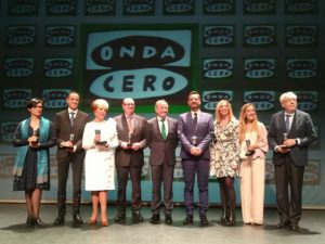 Foto de grup del guardonats amb el premi Valencianos en la Onda