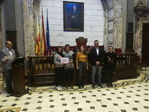 Els alumnes del curs d'Auxiliar de Carnisseria rebent els seus diplomes a l'Ajuntament de València