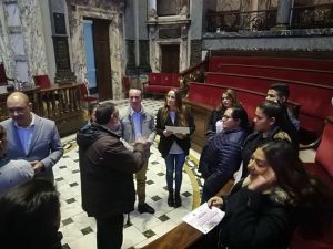 Els alumnes del curs d'Auxiliar de Carnisseria rebent els seus diplomes a l'Ajuntament de València